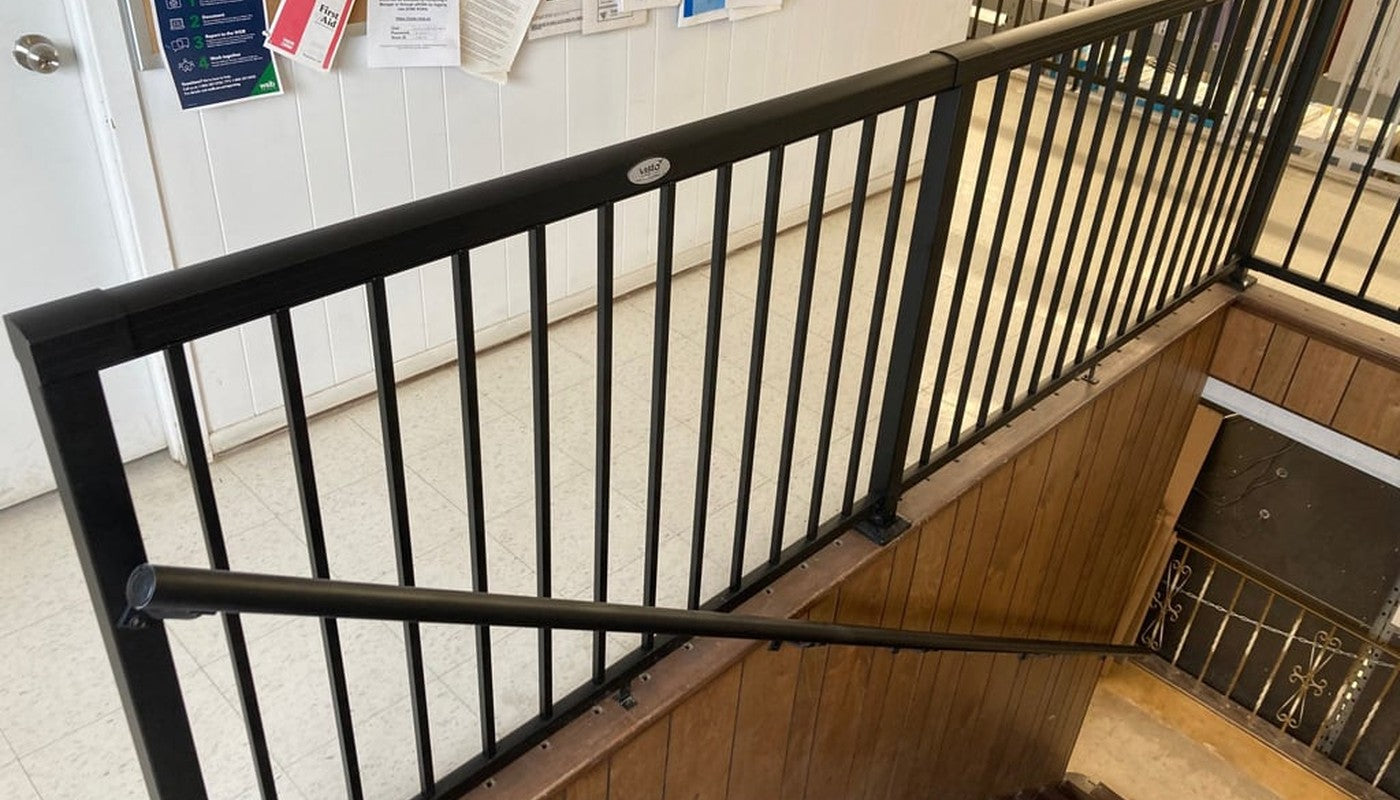 Pipe handrail